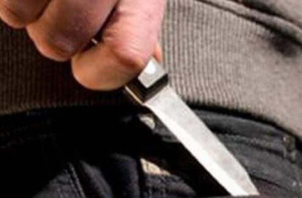 Scandal violent într-o comună din Vâlcea. Un bărbat a fost rănit cu un cuțit