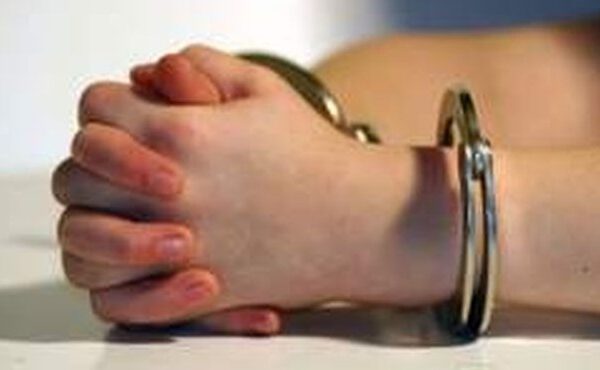 Tânără de 23 ani, reținută pentru furt calificat. Ademenea bărbații cu promisiuni sexuale, după care le fura bijuteriile