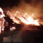 Incendiu pornit de la coșul de fum. Acoperiș distrus, un bărbat rănit