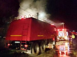Noapte de coșmar într-un bloc din Alunu: un bărbat a murit, iar soția lui a fost scoasă din flăcări
