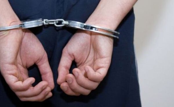 Tânăr din Mioveni, arestat după ce și-a agresat familia la o înmormântare