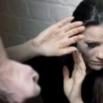 Tânără de 20 ani, agresată de iubit acasă și pe stradă. Bărbatul a fost reținut