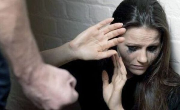 Tânără de 20 ani, agresată de iubit acasă și pe stradă. Bărbatul a fost reținut