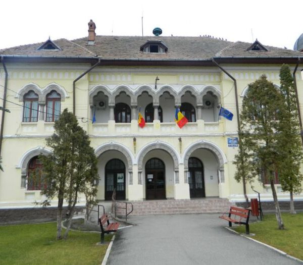 Primăria Călimănești: A fost semnat contractul de proiectare și execuție lucrări pentru extinderea și modernizarea trotuarelor pe Calea lui Traian