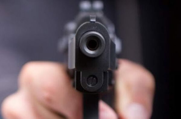 Momente de groază pentru doi tineri însurăței: un necunoscut a tras două focuri de armă spre mașina lor!