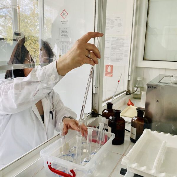 APAVIL SA scoate la concurs un post de laborant chimist în cadrul Laboratorului de Apă – Sector Horezu