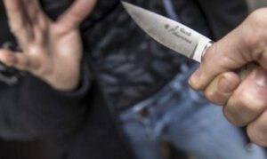 Tânăr de 17 ani, reținut după ce l-ar fi amenințat pe altul cu un cuțit