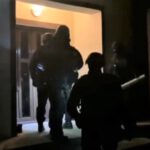 VIDEO. Percheziții la proxeneți. Fetele, unele minore, recrutate prin metoda „loverboy”