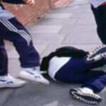 Băiat de 14 ani bătut și umilit de mai mulți colegi și amici de-ai lor
