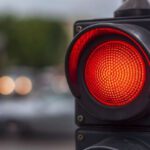 Un șofer băut a trecut pe roșu și-a lovit două mașini