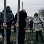 Ruși legați la stâlpul infamiei de către ucrainieni, în Herson