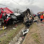 VIDEO. Accident între o autoutilitară și o cisternă încărcată cu sodă caustică. Bărbat rămas încarcerat