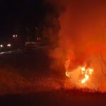VIDEO. Beat, a dat foc mașinilor tatălui vitreg