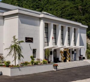 Casa de Cultură „Florin Zamfirescu” Călimănești, evenimente de Ziua Universală a Iei: Expoziție de ie și costume tradiționale, etnologul Alexandra Negrilă și „Maria Tănase Reloaded”