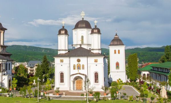 Arhiepiscopia Râmnicului: Posturi clericale vacante în protoieriile Horezu, Drăgășani și Călimănești