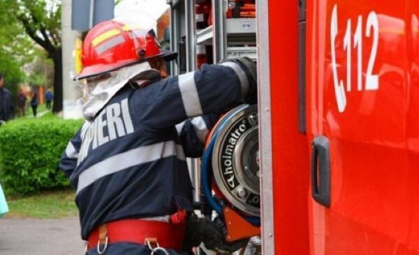 Explozie urmată de incendiu, într-o comună din Vâlcea. Un bărbat a suferit arsuri