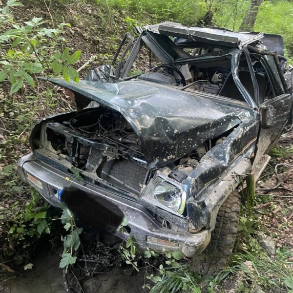 A căzut cu mașina în râpă. Tatăl șoferului, transportat cu elicopterul la București