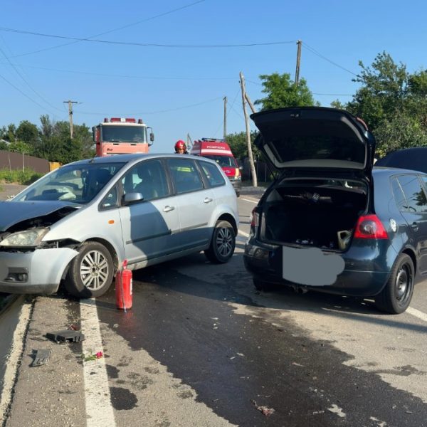 Accident provocat de un tânăr neatent. A dat cu spatele fără să se asigure