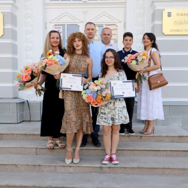 Elevele de 10 au fost premiate de primarul Mircia Gutău