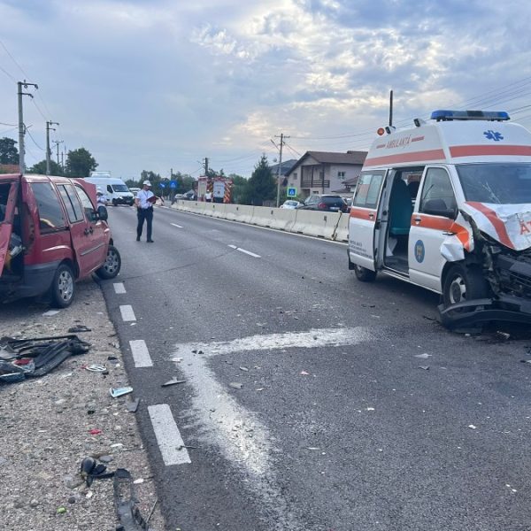 Accident în care a fost implicată o ambulanță. Un copil și o tânără, la spital