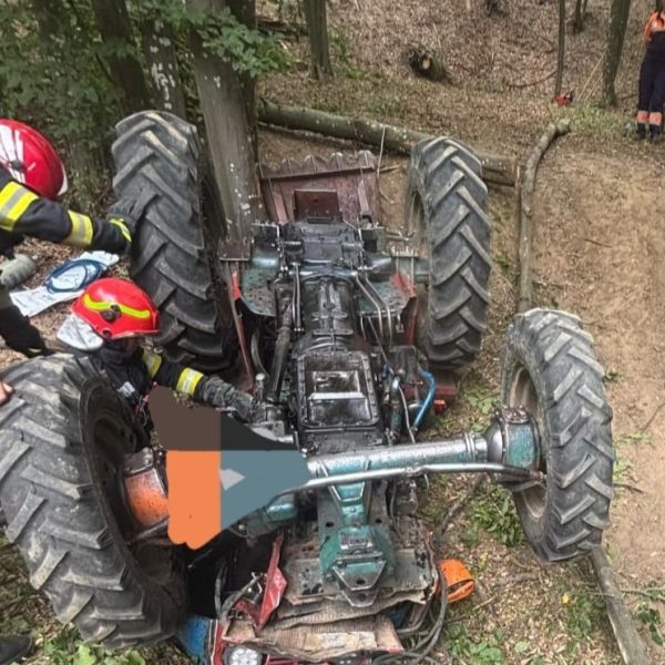 Un bărbat de 57 ani a murit strivit de tractorul pe care-l conducea