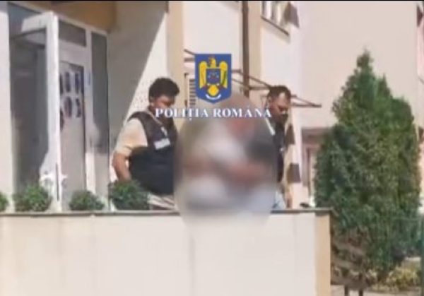 Piteștean de 67 ani, arestat preventiv pentru că a pipăit un minor, în autobuz