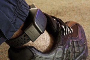 Bărbat din Olt, reținut după ce s-a apropiat de femeia protejată prin ordin judecătoresc. Brățara electronică a dat alarma!