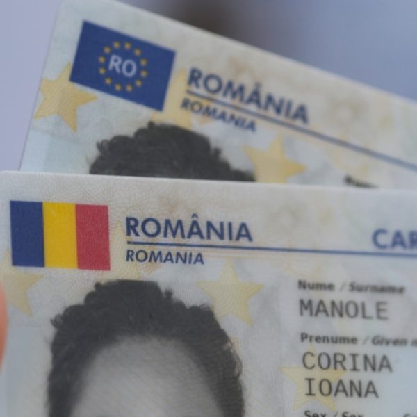 Cărțile de identitate clasice (model 1997), scoase din uz. Cetățenii vor putea opta pentru varianta electronică sau simplă