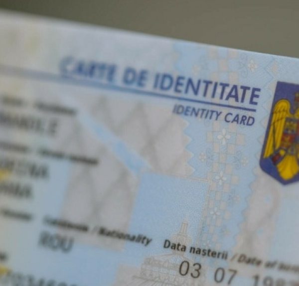 Cărțile de identitate clasice (model 1997), scoase din uz, la Topoloveni. Cetățenii vor putea opta pentru varianta electronică sau simplă