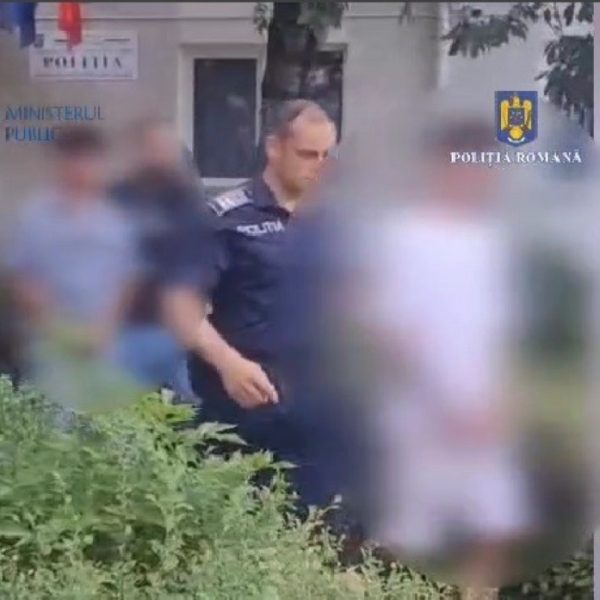 Doi adolescenți din Curtea de Argeș, reținuți pentru că au bătut un bărbat