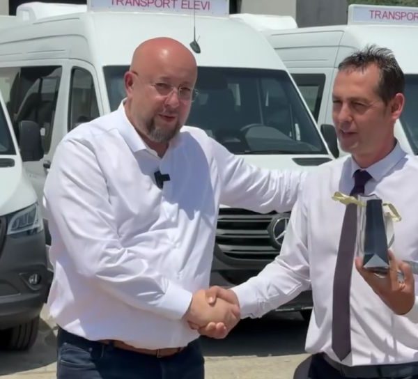 Transportul elevilor din Stoilești se va face de acum cu un microbuz electric modern