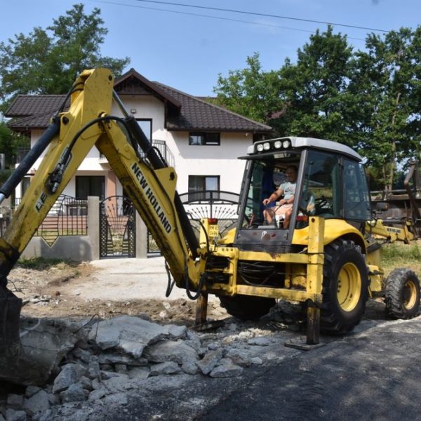 Chiar și pe caniculă, la Primăria Râmnicu Vâlcea este „cod roșu” de reabilitări de străzi mărginașe