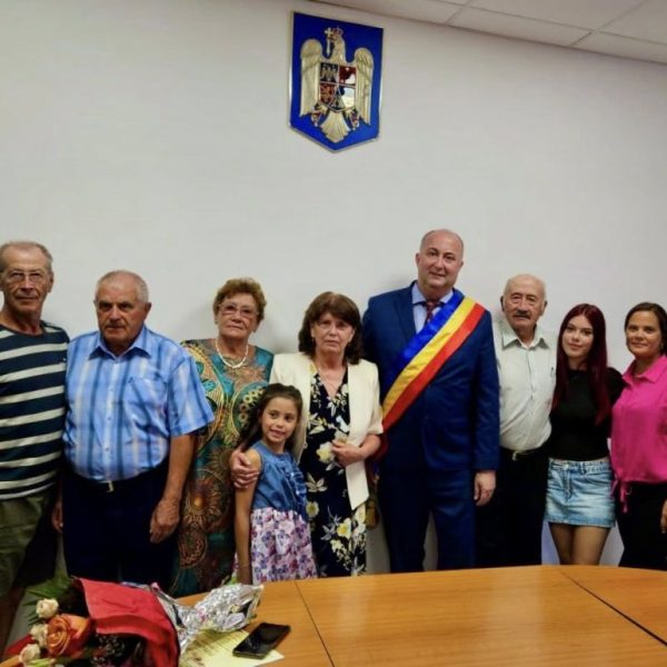 Primarul Sorin Vasilache a premiat două cupluri care au împlinit 50 de ani de la căsătorie