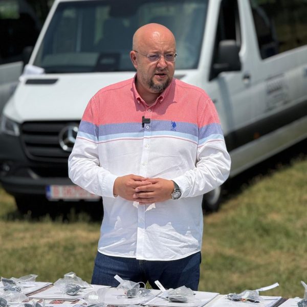 Constantin Rădulescu: Au fost livrate cele 26 de microbuze electrice pentru transportul elevilor vâlceni!