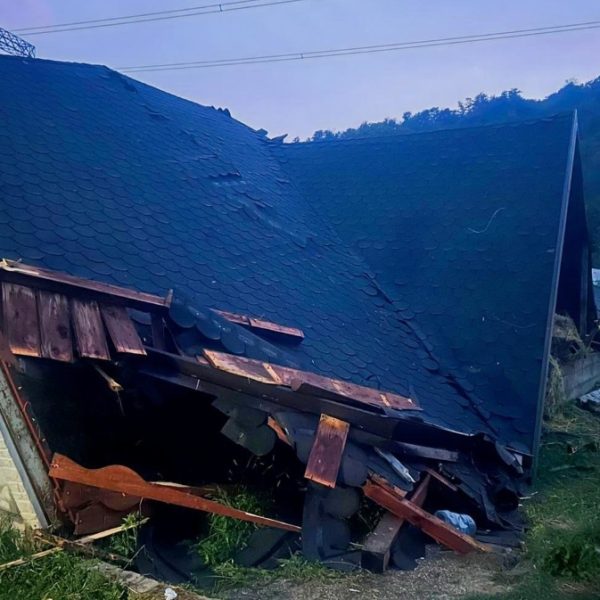 Tragedie! Acoperiș căzut peste un bărbat și doi adolescenți. Unul dintre tineri a decedat