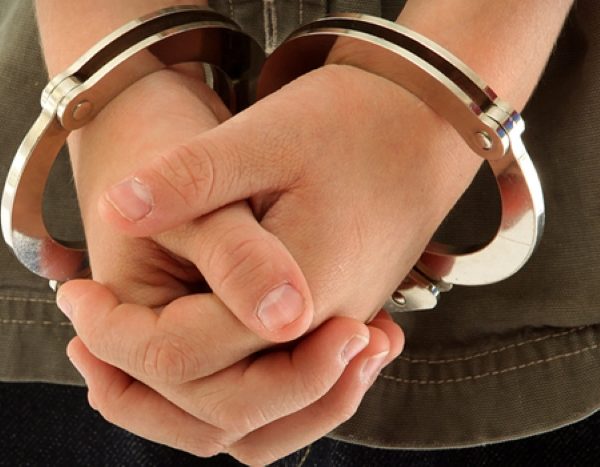 Doi adolescenți reținuți după ce au spart un automat și o spălătorie din Pitești