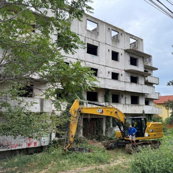 Începe demolarea blocului G1, din cartierul piteștean Tudor Vladimirescu