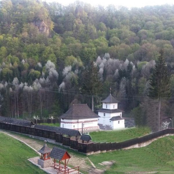 Arhiepiscopia Râmnicului: Anunț licitație pentru executarea lucrărilor de reparații la învelitoarea din șiță a bisericii Mănăstirii Comanca