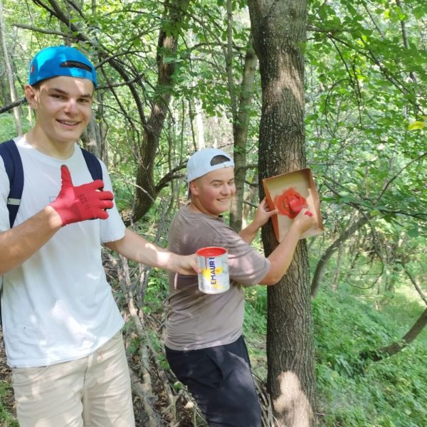 Asociația Lacrima Munților și Serviciul Public Salvamont Salvaspeo Vâlcea refac traseele turistice din Vaideeni