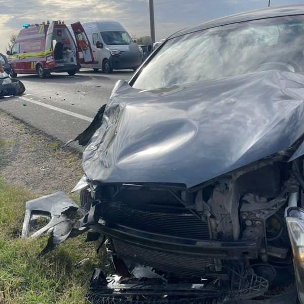Un șofer de 77 ani nu s-a asigurat la ieșirea dintr-o parcare și a ajuns la spital