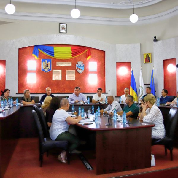 Primarul Mircia Gutău, la întâlnirea cu directorii unităților școlare din Râmnic: „Urmăriți interesul copiilor!”
