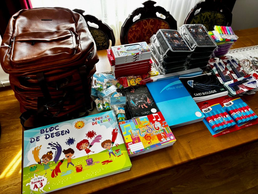 Parohia Vlădești a oferit rechizite școlare copiilor proveniți din familii aflate în dificultate