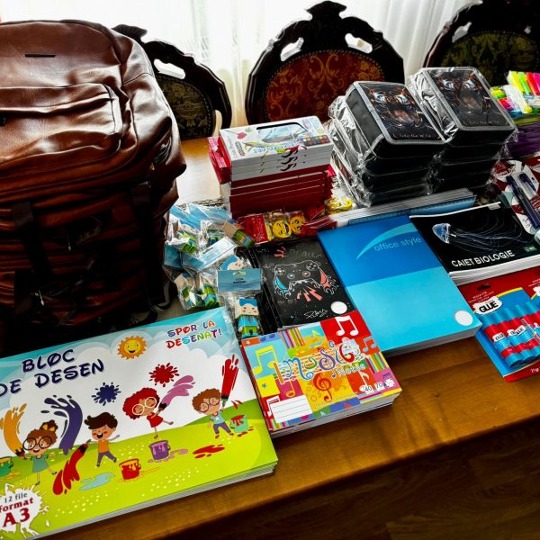 Parohia Vlădești a oferit rechizite școlare copiilor proveniți din familii aflate în dificultate