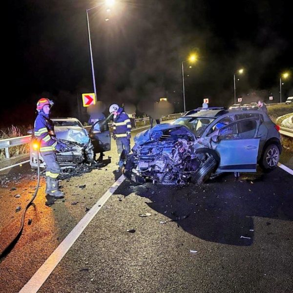 Un vâlcean a provocat un accident rutier lângă Curtea de Argeș. Șoferii și un pasager au ajuns la spital