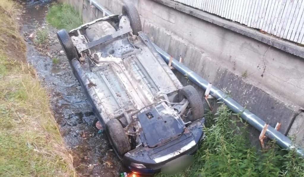 O femeie s-a răsturnat cu mașina într-un șanț. Băiețelul ei a ajuns la spital