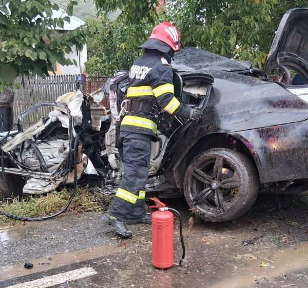 Tragedie pe DN 7, în Argeș. Un tânăr de 22 de ani a murit după ce mașina s-a izbit de un copac