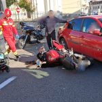 Tânăr motociclist, rănit după ce un șofer nu a oprit la stop