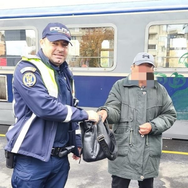 O dovadă de omenie: borsetă cu bani și acte, găsită în tren și returnată proprietarului