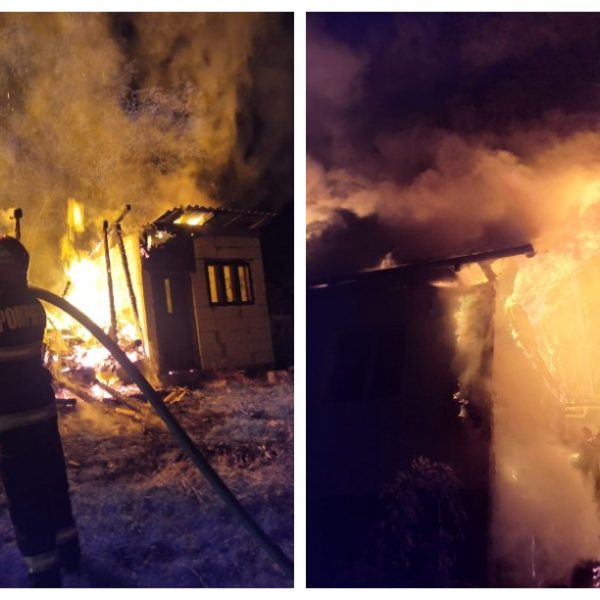 Casă mistuită de flăcări, noaptea trecută, într-o comună din Argeș