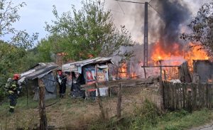 Incendiu într-o comună vâlceană: o butelie a explodat exact când au ajuns pompierii!